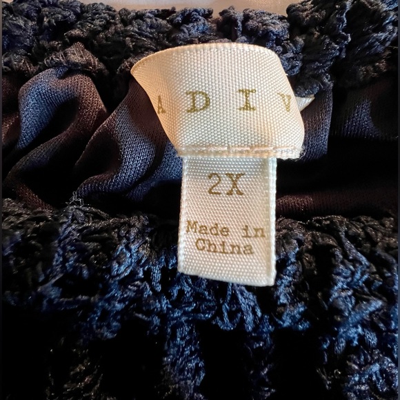 NWOT dark blue lace short sleeve top - Picture 5 of 6